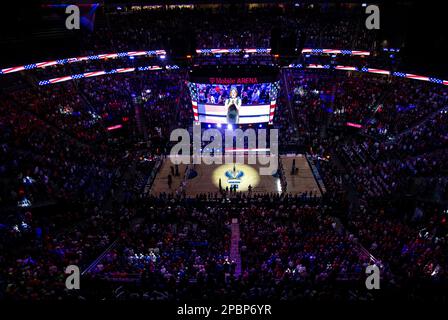 März 11 2023 Las Vegas, NV, USA Blick von oben auf T Mobile während der Nationalhymne vor der NCAA Pac 12 Männer Basketball Tournament Championship zwischen Arizona Wildcats und den UCLA Bruins in der T Mobile Arena Las Vegas, NV. Thurman James/CSM Stockfoto