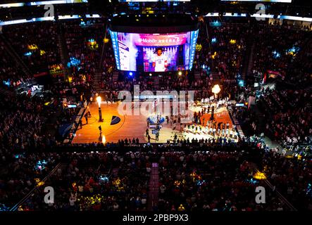 März 11 2023 Las Vegas, NV, USA Blick von oben auf T Mobile während der Ankündigung der Spieler vor der NCAA Pac 12 Männer Basketball Tournament Championship zwischen Arizona Wildcats und den UCLA Bruins in der T Mobile Arena Las Vegas, NV. Thurman James/CSM Stockfoto