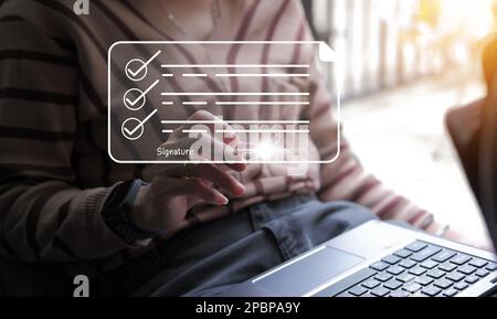 Konzept der elektronischen Signatur : Elektronische Signatur digitaler Dokumente auf einem virtuellen Laptop-Bildschirm Stockfoto