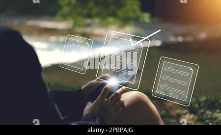 Konzept der elektronischen Signatur : Elektronische Signatur digitaler Dokumente auf einem virtuellen Laptop-Bildschirm Stockfoto