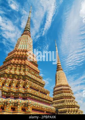 Kunstvoll verzierte Cheedis in Wat Pho, Bangkok, Thailand Stockfoto