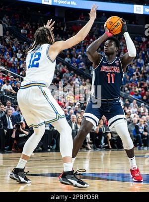 März 11 2023 Las Vegas, NV, USA Arizona Center Oumar Ballo (11) Looks schießen den Ball während der NCAA Pac 12 Männer Basketball Tournament Championship zwischen Arizona Wildcats und den UCLA Bruins. Arizona besiegte UCLA 61-59 bei der Pac 12-Meisterschaft in der T Mobile Arena Las Vegas, NV. Thurman James/CSM Stockfoto