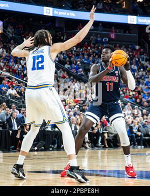 März 11 2023 Las Vegas, NV, USA Arizona Center Oumar Ballo (11) schießt den Ball während der NCAA Pac 12 Männer Basketball Tournament Championship zwischen Arizona Wildcats und den UCLA Bruins. Arizona besiegte UCLA 61-59 bei der Pac 12-Meisterschaft in der T Mobile Arena Las Vegas, NV. Thurman James/CSM Stockfoto