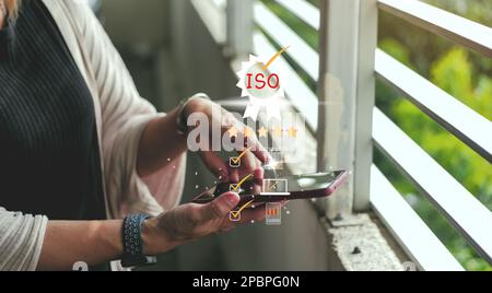 Zertifizierungs- und Standardisierungsprozess, iso-zertifiziertes Geschäft, Konformität mit internationalen Standards und Qualitätssicherungskonzept. Stockfoto