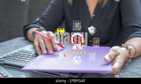 Zertifizierungs- und Standardisierungsprozess, iso-zertifiziertes Geschäft, Konformität mit internationalen Standards und Qualitätssicherungskonzept. Stockfoto