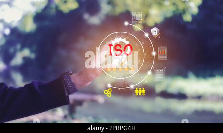 Zertifizierungs- und Standardisierungsprozess, iso-zertifiziertes Geschäft, Konformität mit internationalen Standards und Qualitätssicherungskonzept. Stockfoto