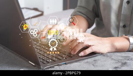 Zertifizierungs- und Standardisierungsprozess, iso-zertifiziertes Geschäft, Konformität mit internationalen Standards und Qualitätssicherungskonzept. Stockfoto