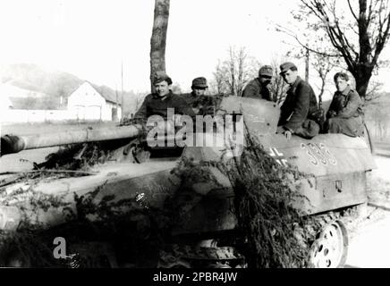 World war Two B&W Foto Ein seltenes Foto der deutschen SdKfz 251/22 Panzerabwehrpistole mit Panzerabwehr Pak40 75mm . Dieses Foto wurde 1945 an der oder-Front aufgenommen Stockfoto