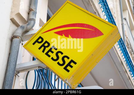 Bordeaux , Aquitaine France - 02 27 2023 : Pressetext auf Fassadenladen rotes gelbes Logo Eingang französische Markenpresse Stockfoto