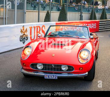 Monte Carlo, Monaco - 27. Mai 2022: Klassisches rotes Cabrio Ferrari California Spider vor dem berühmten Monte Carlo Casino und Hotel de Paris Stockfoto