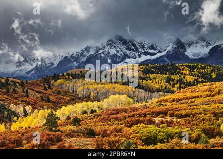 Wunderschöne San Juan Mountains in Herbstfarben, Blick vom Bergpass Dallas Divide, Colorado, USA Stockfoto