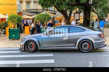 Monte Carlo, Monaco - Mai 27 2022: Mercedes Benz C 63 AMG Coupe Black Series Supersportwagen des Influencer GMK nahe Monte Carlo Casino und Hotel de Paris Stockfoto