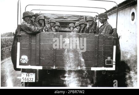 2. Weltkrieg B&W Fototruppen der SS Totenkopf Division an Bord eines Lastwagens an der Ostfront 1941, wo sie auf brutale Weise russische Widerstände unterdrücken Stockfoto