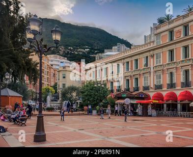 Monaco Ville, Monaco - 13. Oktober 2013: Place d Armes in Monaco, Skyline der Stadt mit Luxusgebäuden und Bergen im Hintergrund Stockfoto