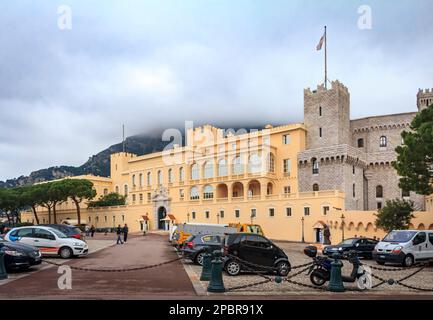 Monaco Ville, Monaco - 13. Oktober 2013: Blick auf den Prinzenpalast auf dem Palastplatz mit Wachen am Posten Stockfoto