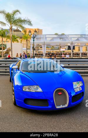 Monte Carlo, Monaco - 27. Mai 2022: Blauer Bugatti Veyron 16,4 Luxussupercar vor dem berühmten Monte Carlo Casino und Hotel de Paris Stockfoto