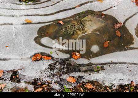 Wundervolle geschwungene Eisformen in einem See im Winter Stockfoto