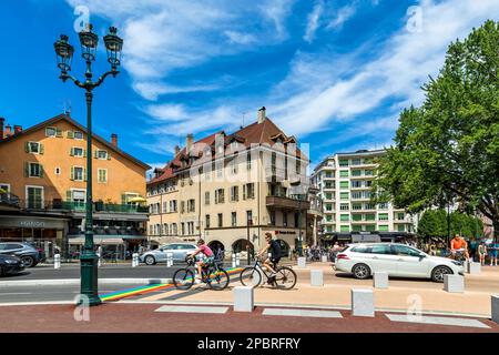 Blick auf die urbane Straße und Gebäude unter blauem Himmel im Zentrum von Annecy, Frankreich. Stockfoto