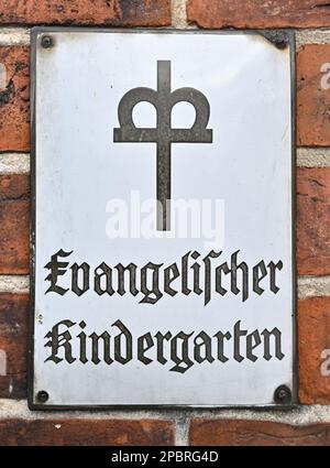 Lunow, Deutschland. 06. März 2023. Ein Zeichen in altdeutscher Schrift Evangelischer Kindergarten. Kredit: Patrick Pleul/dpa/Alamy Live News Stockfoto