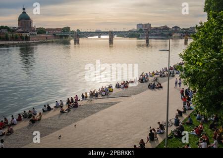 Menschenmassen versammeln sich am Quai de la Daurade am Fluss Garonne in Toulouse, nach der Abriegelung an einem wunderschönen Frühlingsabend im Jahr 2021 Stockfoto
