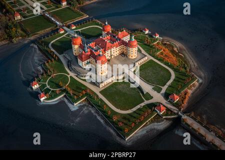 Sachsen, Deutschland - das schöne Schloss Moritzburg (Schloss Moritzburg) aus der Vogelperspektive an einem sonnigen Herbsttag. Barockpalast im Bundesland Sax Stockfoto