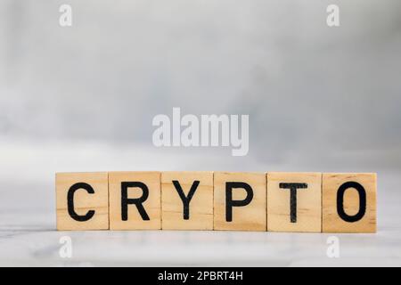 Kryptowährungs-Börsenkonzept. Handel an der digitalen Börse im Jahr 2022. Virtuelles Geldkonzept. Bergbau- oder Blockchain-Technologie. Text für Holzwürfel Stockfoto