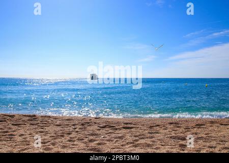 Eine Fähre auf dem Meer von Santa Susanna, Costa Brava, Katalonien - Spanien Stockfoto