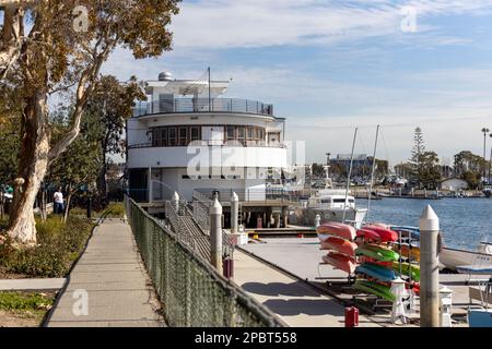 Der Kai im Yachthafen in Marina del Ray California am 4. 2023. Februar Stockfoto