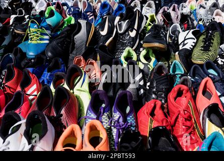 Minsk, Weißrussland, März 2023 – Ausstellungsstück für Schuhregale. Viele Schuhe zum Verkauf auf dem Straßenmarkt. Stockfoto