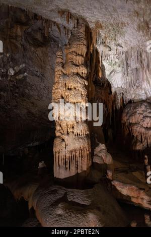 Beleuchtete Steine in einer Tropfsteinhöhle. Insider-Höhlenszene. Stockfoto