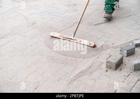 Sand auf dem neuen Bürgersteig Stockfoto