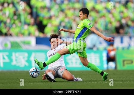 (L bis R) Shimpei Fukuoka (Sanga), Tarik (Bellmare), 12. MÄRZ 2023 - Fußball / Fußball : 2023 J1. Ligaspiel zwischen Shonan Bellmare 0-2 Kyoto Sanga F.C. im Lemongas-Stadion Hiratsuka, Kanagawa, Japan. (Foto: Naoki Morita/AFLO SPORT) Stockfoto