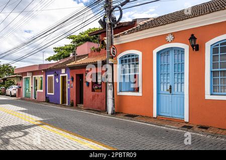 Alte farbenfrohe Häuser in kolonialer portugiesischer Architektur in Ribeirao da Ilha, Florianopolis, Santa Catarina, Brasilien. Stockfoto