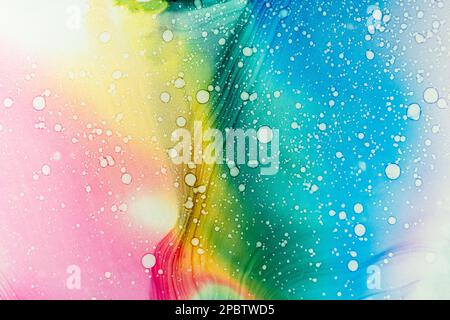 Abstrakter Alkohol-Tintenflüssigkeit-Kunsthintergrund. Regenbogen mit weißen Tropfen Stockfoto