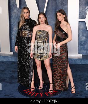 Este Haim, Alana Haim, Danielle Haim nehmen am 12. März 2023 an der Vanity Fair Oscar Party 2023 im Wallis Annenberg Center for the Performing Arts in Beverly Hills, Kalifornien Teil. Foto: Crash/imageSPACE Stockfoto