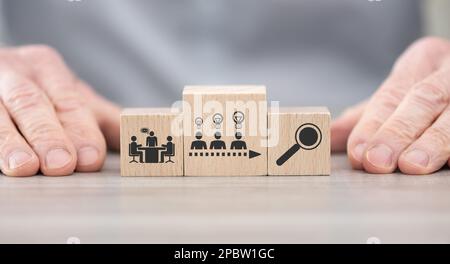 Holzblöcke mit Symbol für Weiterbildungskonzept Stockfoto