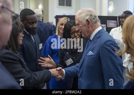 Dossierfoto vom 07.12/2022, King Charles III. Traf Gründer, Mitglieder und Begünstigte während einer Feier zum 40. Jahrestag des Geschäftslebens in der Gemeinschaft (BITC) in Central Hall Westminster in London. Eine vom König unterstützte Geschäftsorganisation hat den Premierminister aufgefordert, "keine Zeit mehr zu verschwenden", indem sie es großen Unternehmen vorschreibt, ihre Lohnunterschiede aufgrund ethnischer Herkunft zu melden. Business in the Community (BITC) schrieb Schreiben an Rishi Sunak und den Labour Leader Sir Keir Starmer, in denen sie aufgefordert wurden, gemeinsam an der Einführung neuer Rechtsvorschriften für Arbeitgeber mit mehr als 250 Mitarbeitern zu arbeiten. Ausgabedatum: Stockfoto