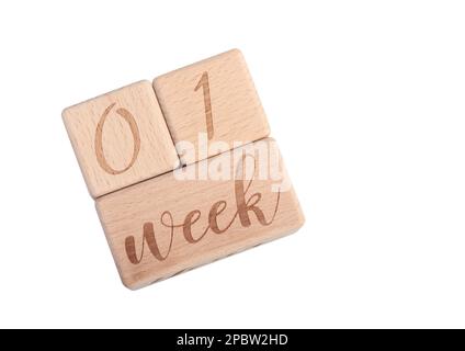 Ein Holzblock mit dem Geburtsdatum eines Neugeborenen auf weißem Hintergrund. Stockfoto