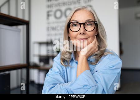 Porträt einer erwachsenen Freiberuflerin mit grauen Haaren Stockfoto