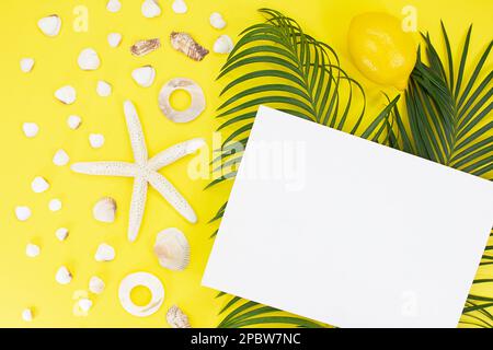 Weißer Seestern, Schalen mit Palmenblättern und Papier für Text auf der Seite auf gelbem Hintergrund. Flach verlegt. Reisen, Urlaub, Sommer. Speicherplatz kopieren Stockfoto
