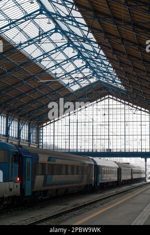 Der Zug befindet sich im Glas- und Metallgebäude des Bahnhofs Stockfoto