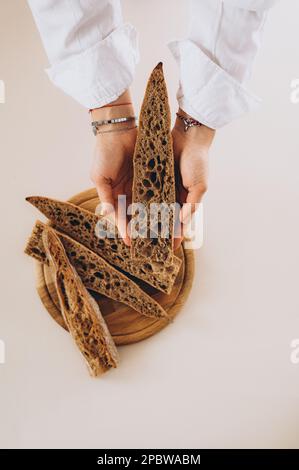 Ein Mädchen hält ein französisches Baguette Stockfoto