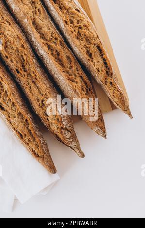 französisches Baguette auf einem Holzbrett Stockfoto