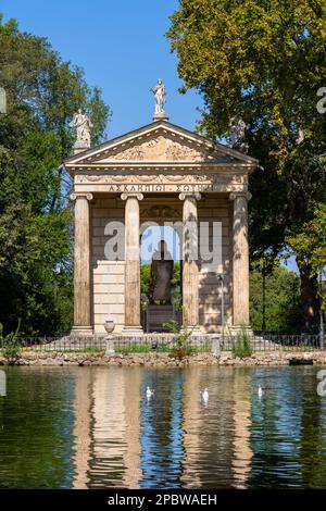 Der Tempel des Askulapius in Rom, Italien, Wahrzeichen des klassischen 18. Jahrhunderts am See in den Gärten der Villa Borghese. Stockfoto