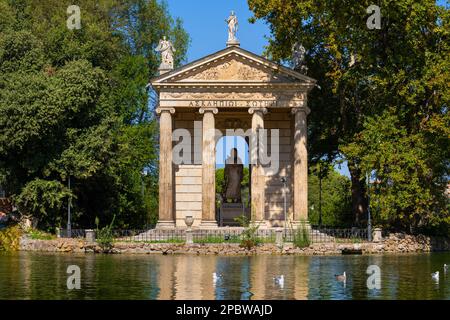 Der Tempel des Askulapius in Rom, Italien, Wahrzeichen des klassischen 18. Jahrhunderts am See in den Gärten der Villa Borghese. Stockfoto