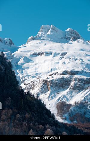 Schneebedeckte Gipfel im Canfranc Valley in den Pyrenäen Stockfoto