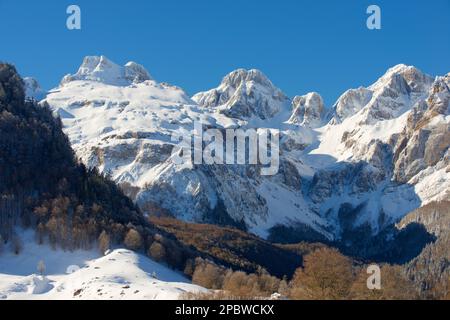 Schneebedeckte Gipfel im Canfranc Valley in den Pyrenäen Stockfoto