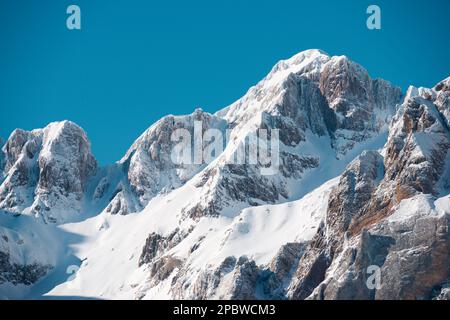 Schneebedeckte Gipfel im Canfranc Valley in den Pyrenäen Stockfoto