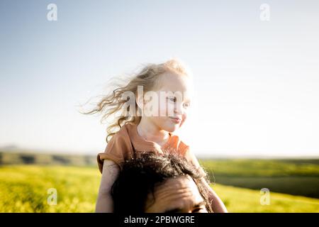 Zwei Jahre alt auf Onkels Schultern im Flower Field in San Diego Stockfoto