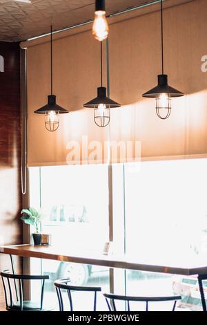 Café-Bar, Innenausstattung und Sitzgelegenheiten Stockfoto
